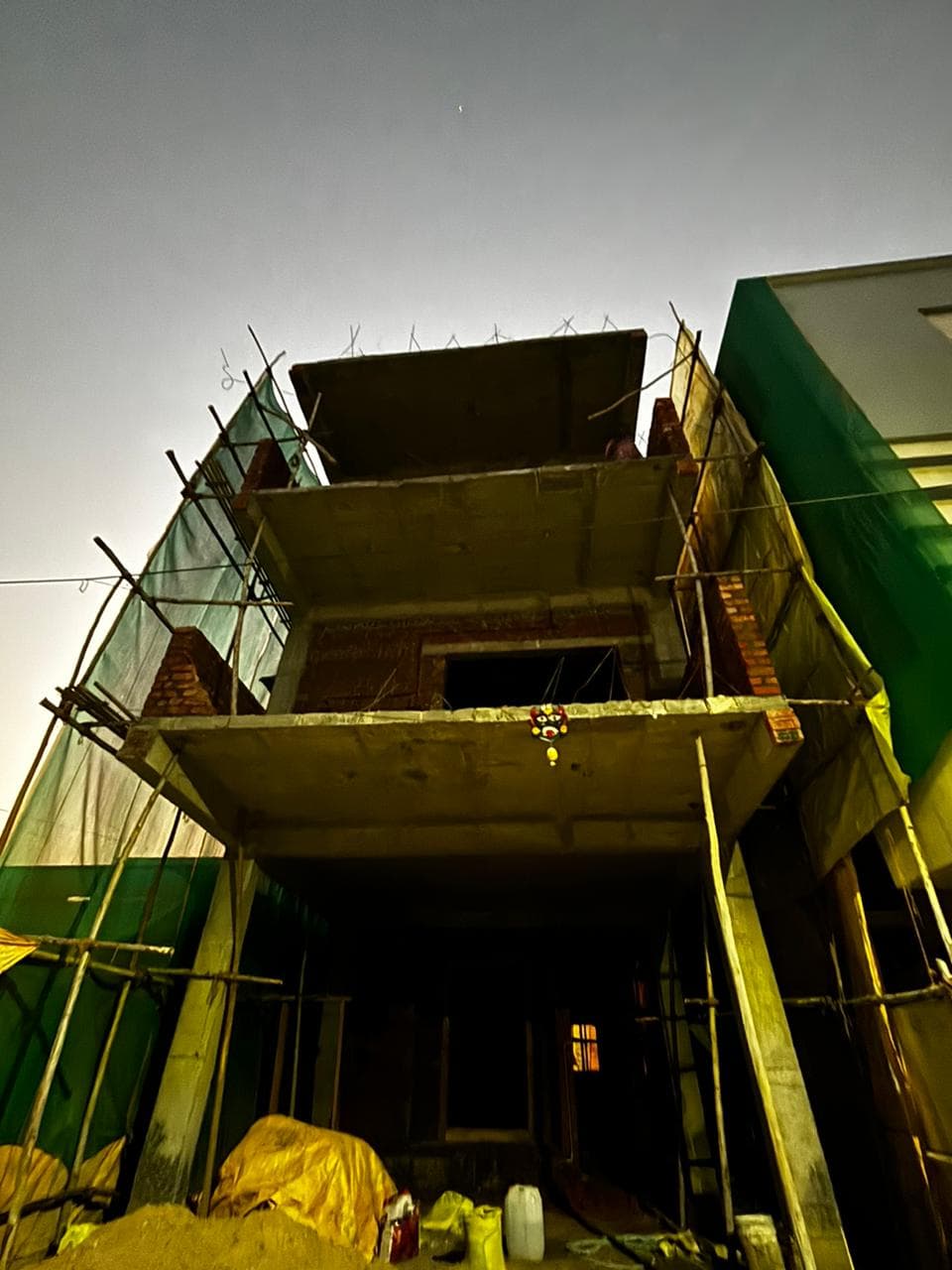 NARROW VILLA image